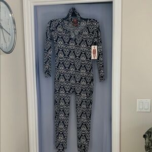 NWT Sz M Black and White Skull Print Onesie STRETCHY